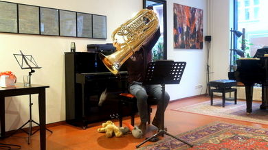 Capriccio for Hardy für Tuba und Stofftiere mit Jack Adler-McKean, Tuba. Komponiert von Andreas F. Staffel